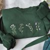 Cute Wildflowers Embroidered Crewneck Dark Green Daisy Sweatshirt, Gifts For Mom