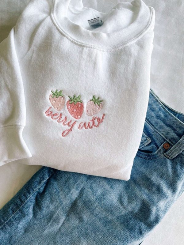 Berry Cute Strawberry Embroidered Sweatshirt 2D Crewneck Sweatshirt For Women And Women