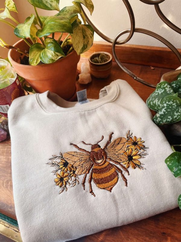 Floral Bee  Embroidered Sweatshirt 2D Crewneck Sweatshirt For Men And Women