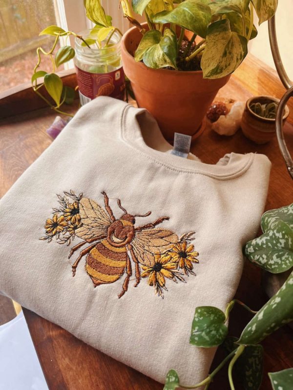 Floral Bee  Embroidered Sweatshirt 2D Crewneck Sweatshirt For Men And Women
