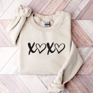 xoxo sweatshirt valentines sweater crewneck sweatshirt gift for women.jpeg