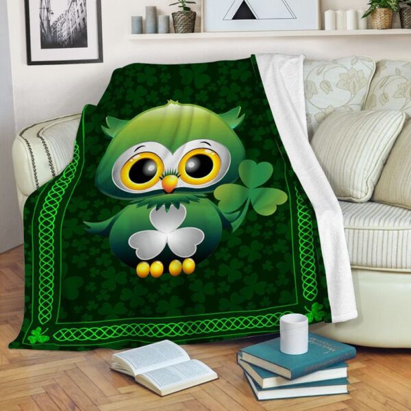 St Patrick’s Blanket, Irish Shamrock Owl Fleece Throw Blanket Cute Owl Clovers Pattern Irish Girls Gifts Fleece Blanket
