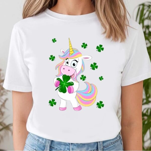 St Patricks Day T Shirt, St Patrick’s Day Lucky Unicorn Holding a Four Leaf Clover T-Shirt, Funny St Patricks Day Shirts